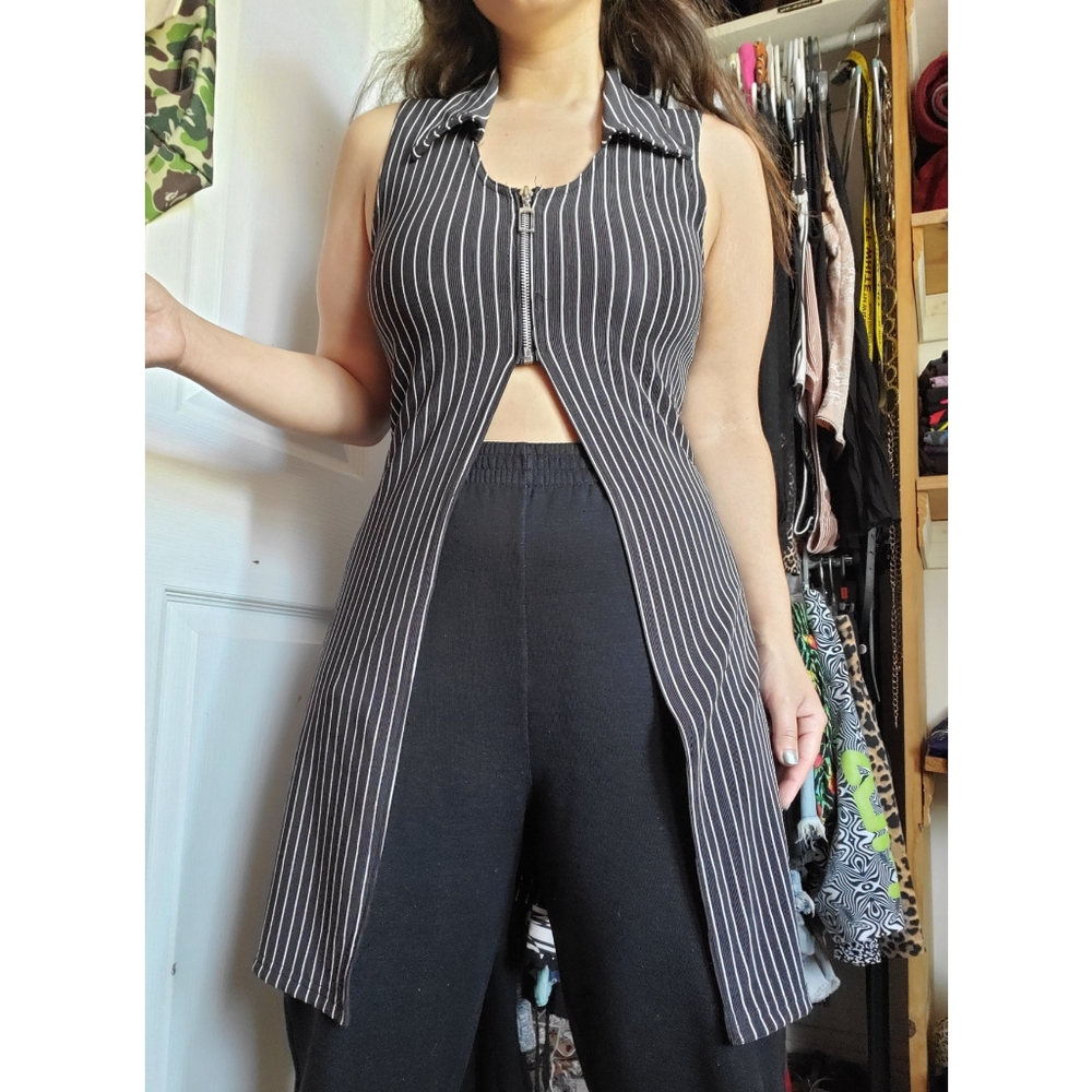 b&w pinstripe hi-lo zip-up top 🖤🤍